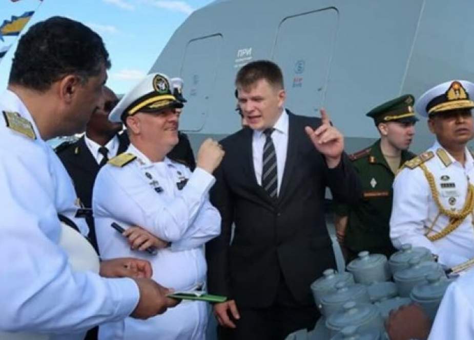 قائد البحرية الايرانية يحضر مراسم الاستعراض البحري للجيش الروسي