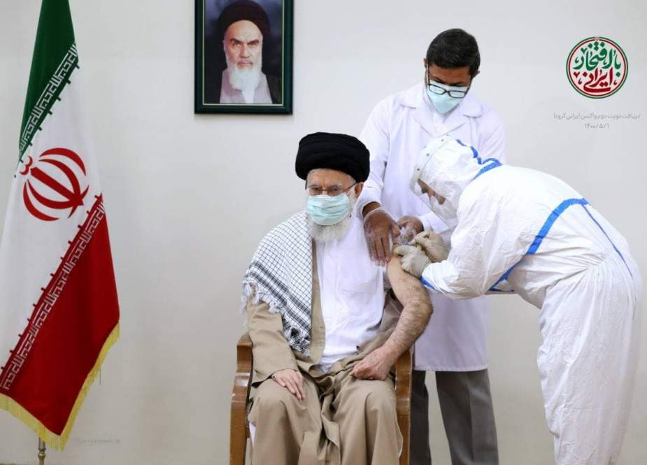 السيد الخامنئي يلتقي الجرعة الثانية من اللقاح الإيراني