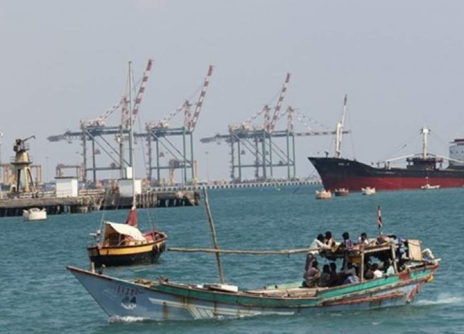 اليمن.. تحذيرات من كارثة بيئية إثر غرق سفينة لتحالف العدوان
