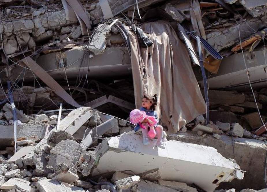 Shaban El Sousi memotret Celine saat dia duduk di reruntuhan blok menara di Kota Gaza (BBC).