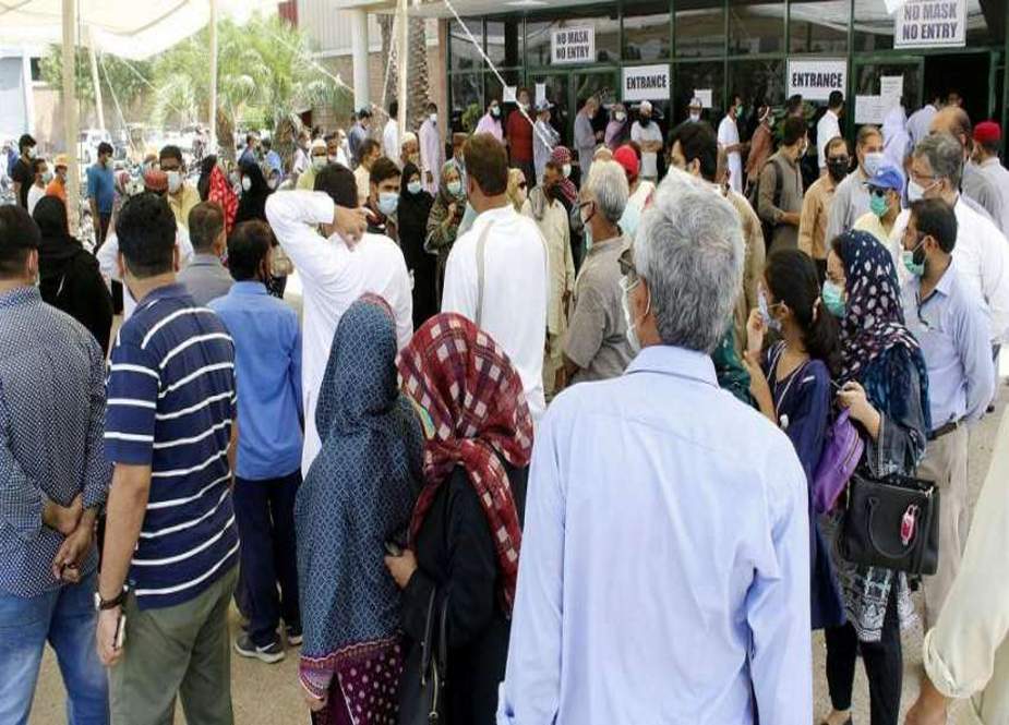کورونا ویکسینیشن کیلئے لمبی قطاریں، مشتعل افراد نے ایکسپو ہال کراچی کے شیشے توڑ دیئے