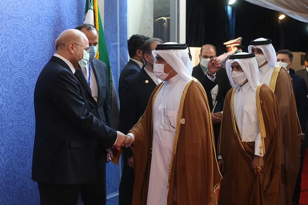 محمد باقر قالیباف متحدہ عرب امارات کے نمائندہ وفد کا استقبال کرتے ہوئے