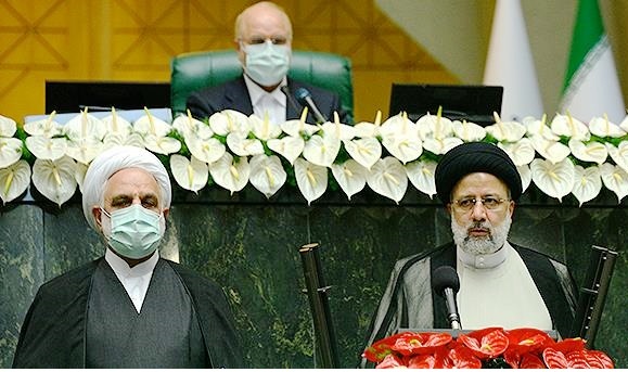 چیف جسٹس حجت الاسلام محسن اژہ ای نئے ایرانی صدر آیت اللہ ابراہیم رئیسی سے حلف لیتے ہوئے