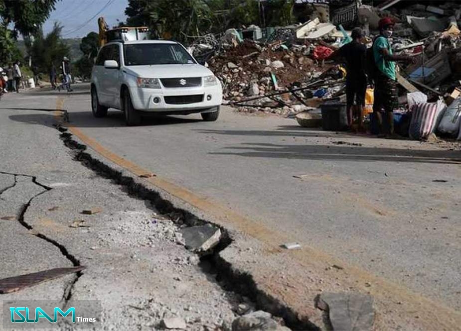 Haitians Loot Aid Trucks after Week-long Quake Killed Over 2,000