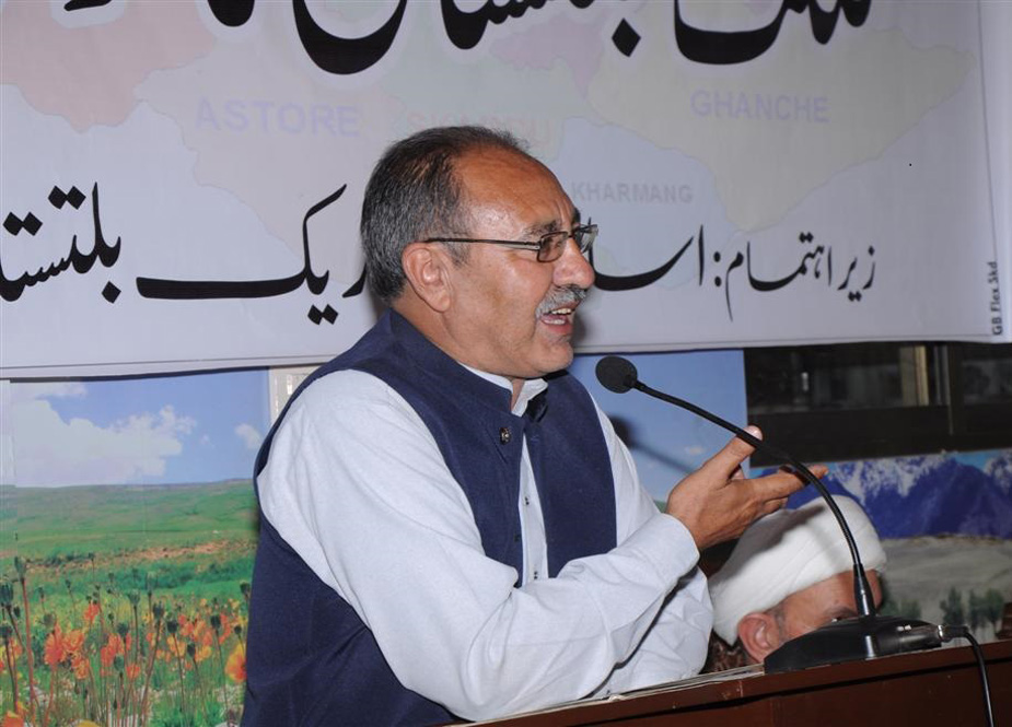 سول سوسائٹی کے رہنما نجف علی خطاب کرتے ہوئے