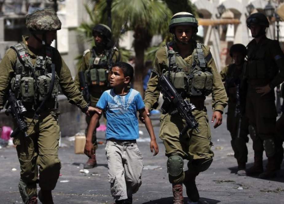الاحتلال يعتقل ثلاثة أطفال ويقتحم مستشفى شرقي القدس