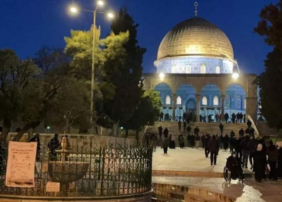 المئات من الفلسطينيين يؤدون صلاة الفجر بالمسجد الأقصى