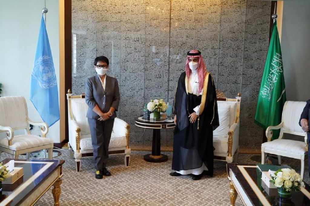Retno Marsudi, Menteri Luar Negeri bertemu Menlu Arab Saudi Faisal bin Farhan di New York,.webp