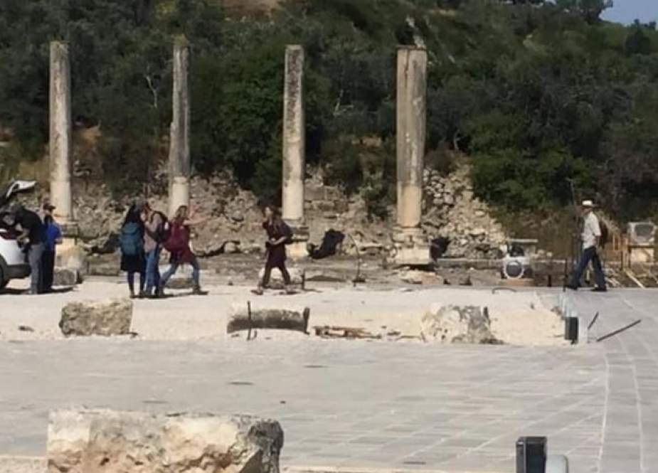 الاحتلال يغلق المنطقة الأثرية في بلدة سبسطية بنابلس