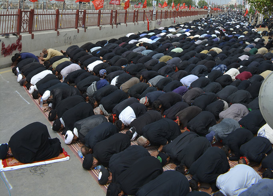 کراچی، آئی ایس او کے زیر اہتمام مرکزی جلوس اربعین کے دوران ایم اے جناح روڈ پر باجماعت نماز ظہرین