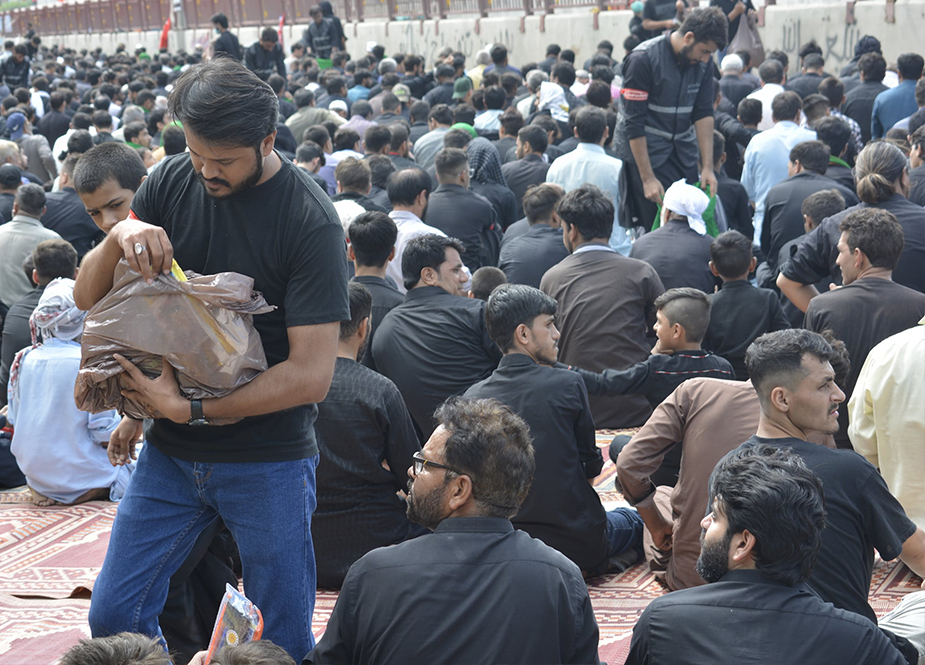 کراچی، آئی ایس او کے زیر اہتمام مرکزی جلوس اربعین کے دوران ایم اے جناح روڈ پر باجماعت نماز ظہرین