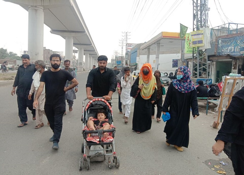 لاہور، اربعین واک میں بچوں کی والدین کے ہمراہ شرکت
