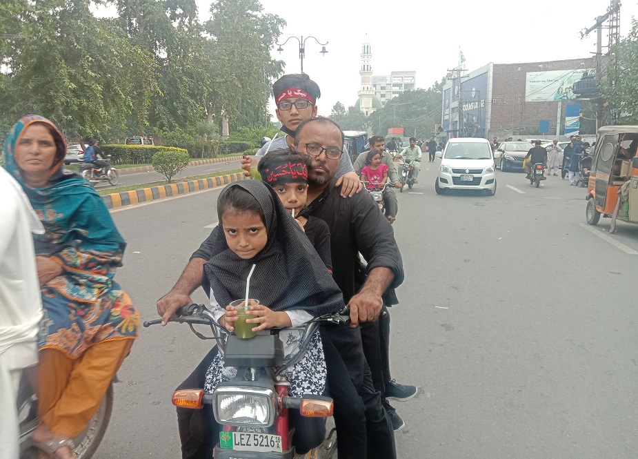 لاہور، اربعین واک میں بچوں کی والدین کے ہمراہ شرکت