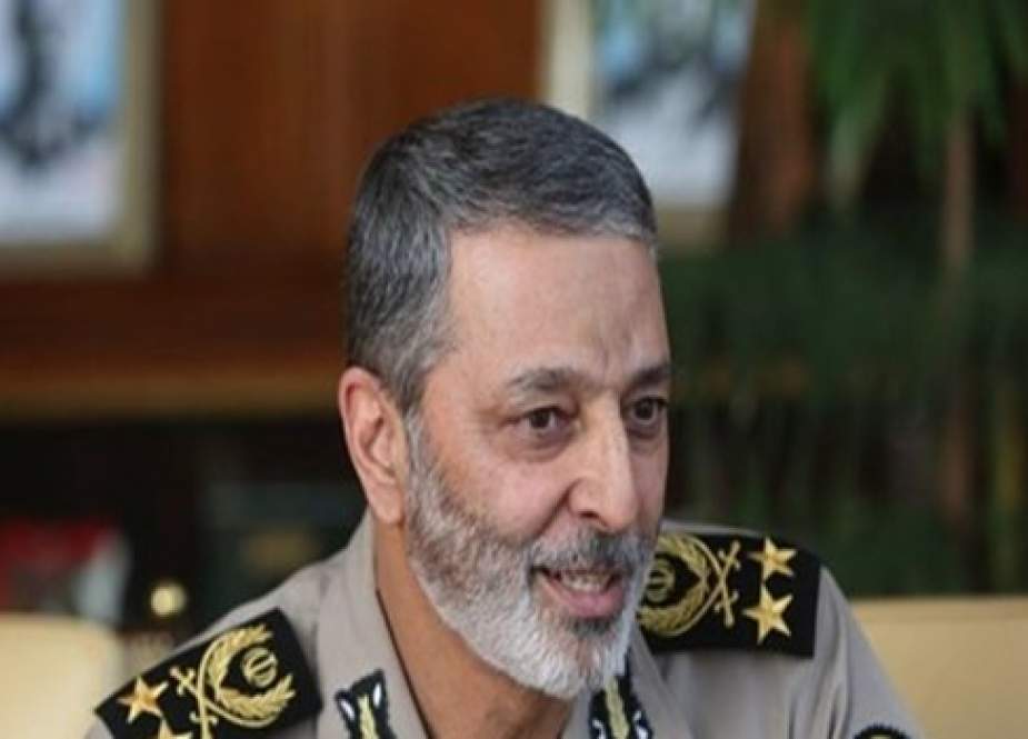 قائد الجيش الايراني: القوات المسلحة تقف جنباً لجنب الشعب بمواجهة الأعداء