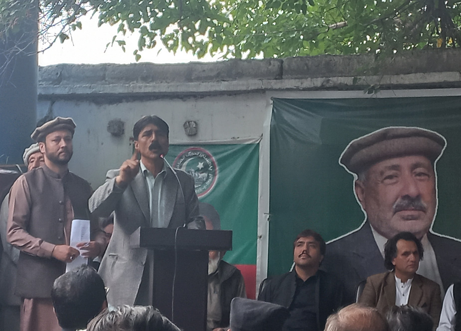 مقامی رہنما الیاس خان خطاب کر رہے ہیں