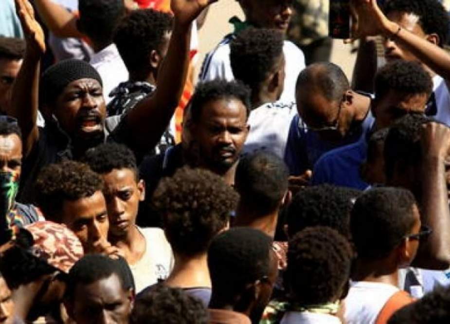 السودان.. احتجاجات مؤيدة للجيش تحت شعار " تسقط حكومة الجوع "