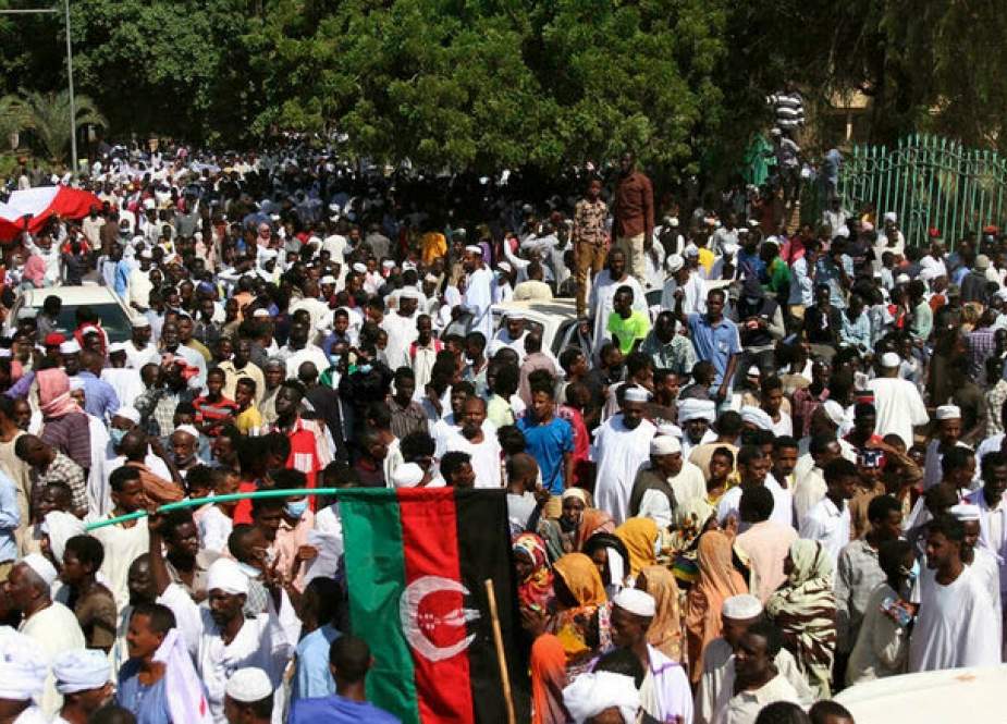 Thousands of Sudanese protesters demand dissolution of transitional government