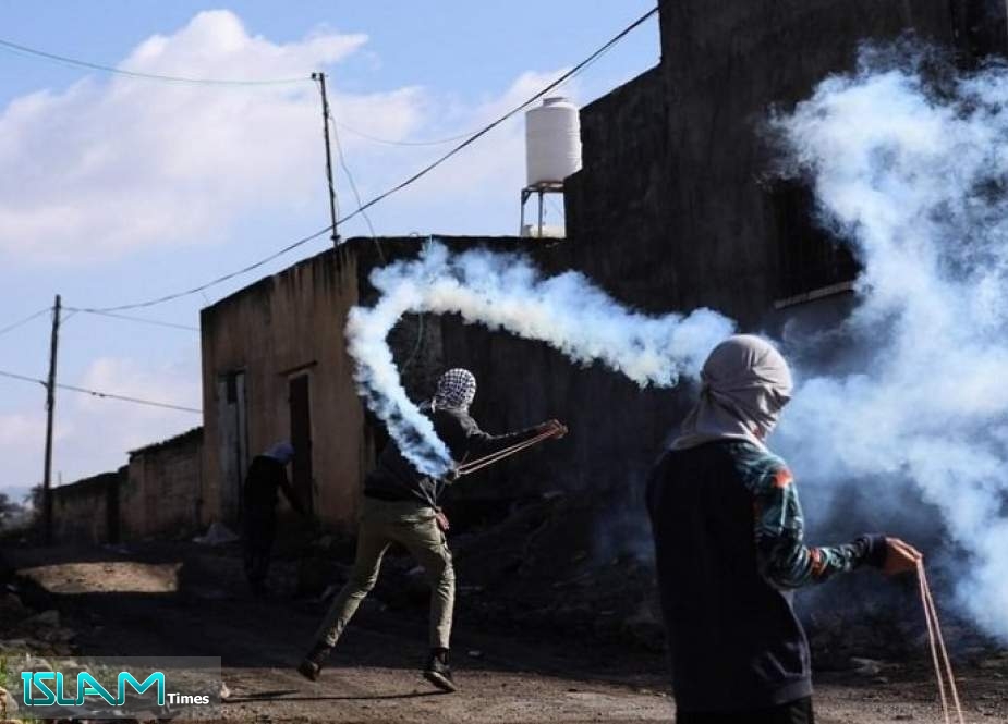 شباب قلنديا يتصدون لاقتحام قوات الاحتلال لمخيمهم