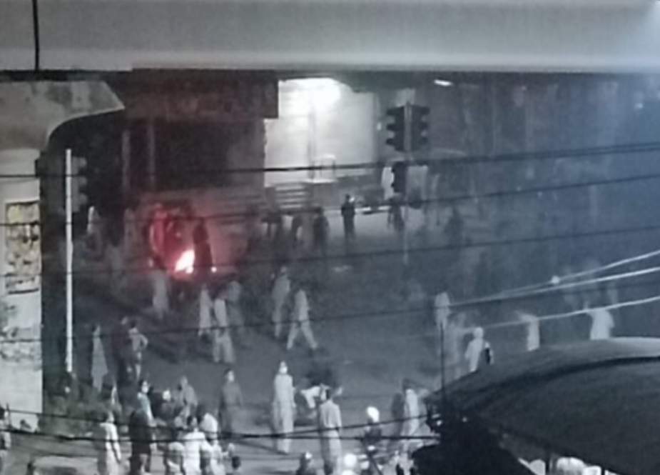 لاہور رات بھر میدان جنگ بنا رہا، 2 پولیس اہلکار اور 4 کارکن جاں بحق، تصادم جاری