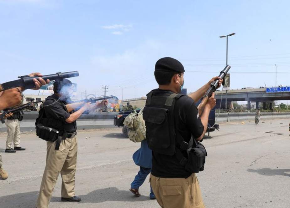 مقتل 10 مسلحين وجنديين في مداهمات باكستانية