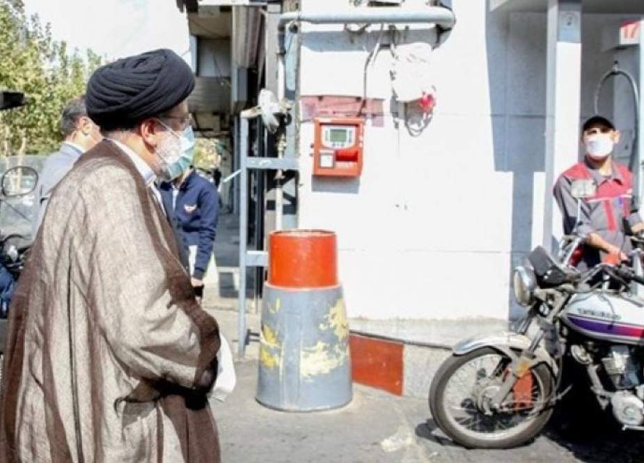 الرئيس الإيراني يتفقد سير العمل بمحطات الوقود