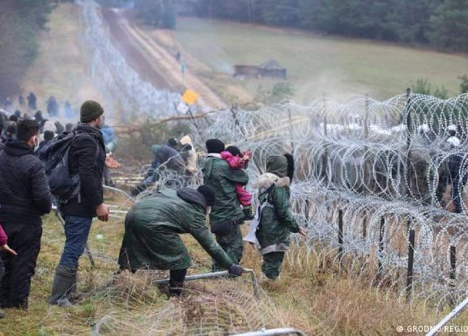 فرنسا تدعو للحد من تدفق اللاجئين عبر بيلاروسيا