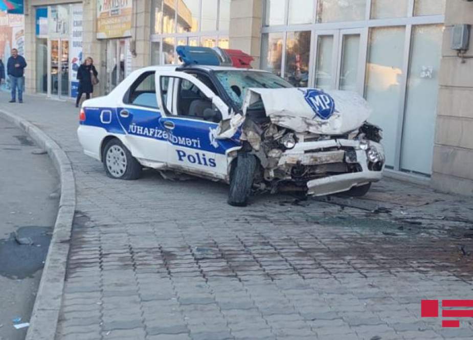 Gəncədə polis maşını mağazaya girib, bir nəfər ölüb