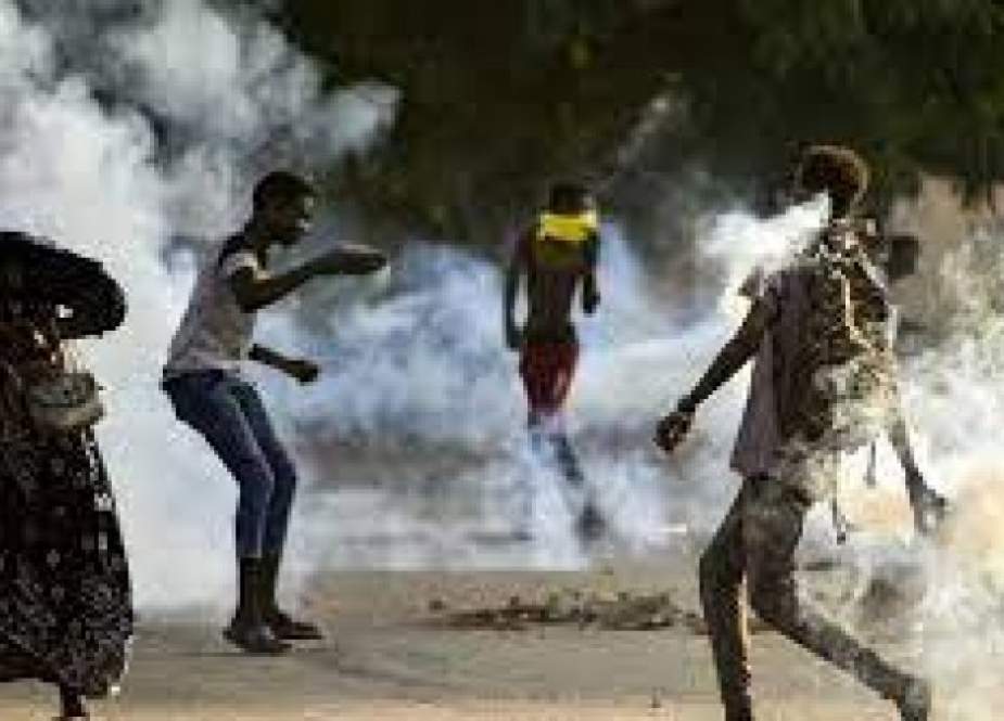 الأمن السوداني يطلق قنابل غاز مسيل للدموع على المتظاهرین