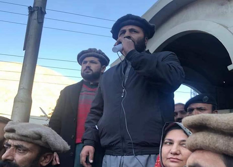 گلگت میں مظاہرین سے اپوزیشن لیڈر امجد حسین ایڈووکیٹ خطاب کر رہے ہیں