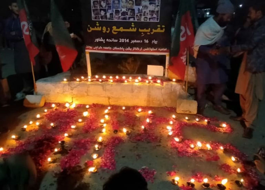 آئی ایس او جامعہ کراچی یونٹ کے تحت شہدائے اے پی ایس کو خراج عقیدت پیش کرنے کیلئے شمعیں روشن کی گئیں