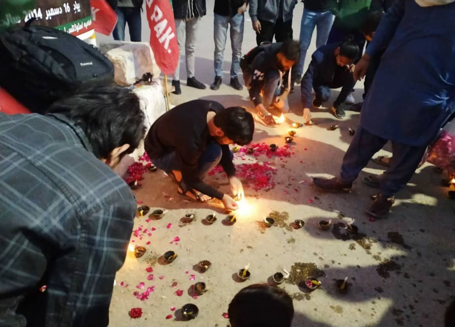 آئی ایس او جامعہ کراچی یونٹ کے تحت شہدائے اے پی ایس کو خراج عقیدت پیش کرنے کیلئے شمعیں روشن کی گئیں