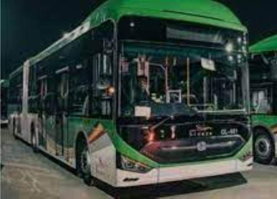 کراچی، پہلے دن گرین لائن بس چلنے میں تاخیر