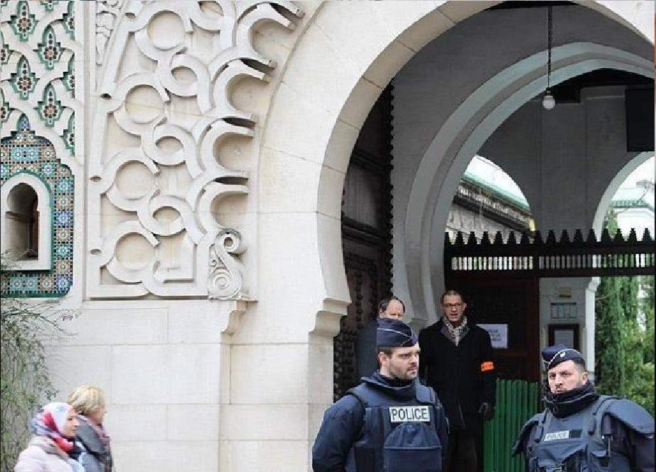 فرانس کی حکومت نے بنیاد پرستی کا الزام لگاکر مسجد کو تالا لگا دیا