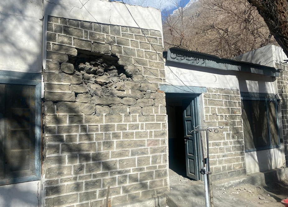 زلزلے سے تلو میں کئی سکول کی دیوار میں دراڑ پڑ گئی
