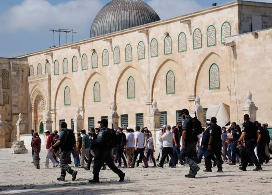 Puluhan Pemukim Zionis Menyerang Al-Aqsha, Melakukan Doa Provokatif
