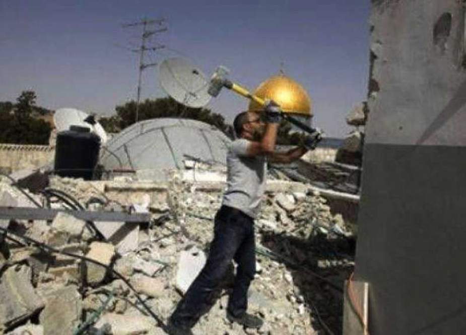 Pendudukan ‘Israel’ Memaksa Warga Palestina Untuk Menghancurkan Tokonya Sendiri di Al-Quds