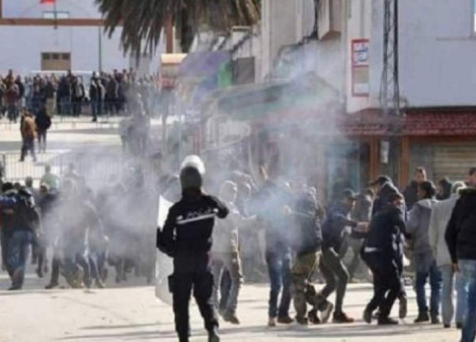 الشرطة التونسية تستخدم الغاز المسيل للدموع في تفريق المتظاهرين