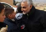 صور تنشر لأول مرة..الشهيد سليماني يوزع الحلوى على اطفال سوريا