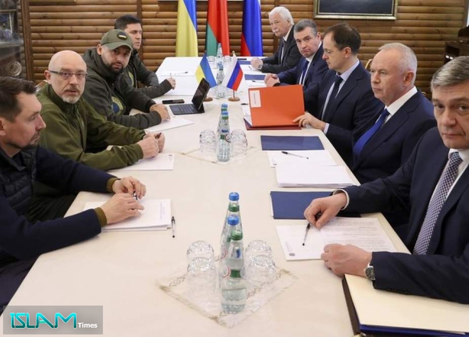 Ukrainian and Russian diplomatic teams meet in Belarus.