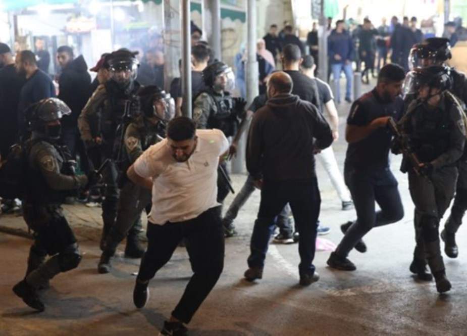صیہونیوں کا بیت المقدس میں مسلمان روزہ داروں پر حملہ، 19 فلسطینی زخمی