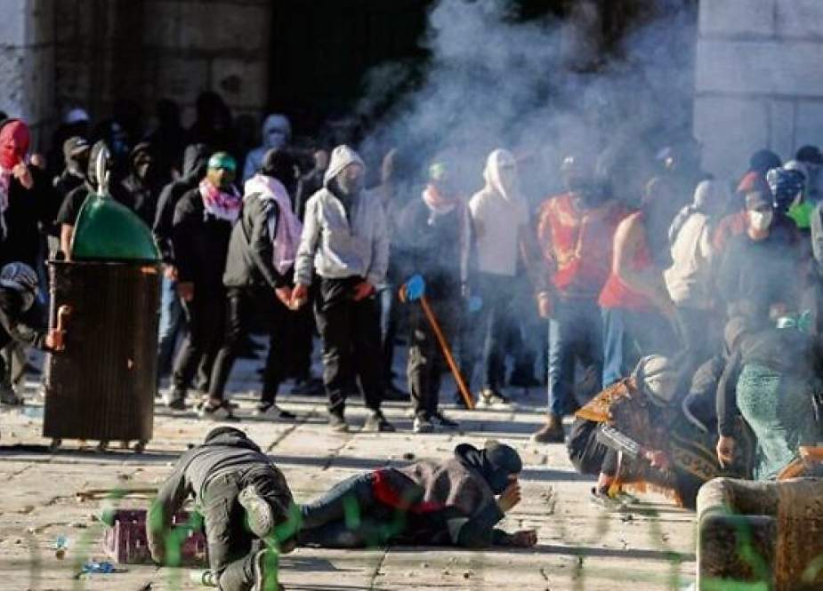 Puluhan Warga Palestina Terluka Saat Israel Serang Kembali Al-Aqsa 