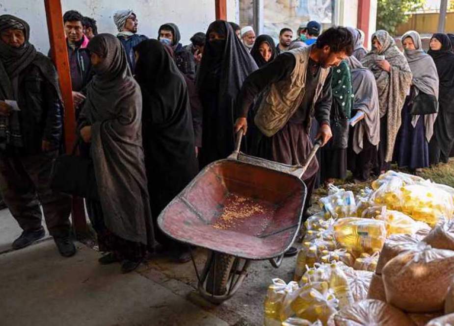 Warga Afghanistan antri bantuan makanan (PressTV).