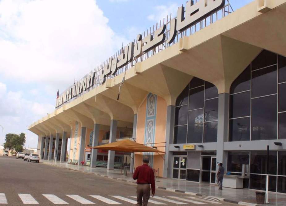 Pesawat Pertama yang Mengangkut Tahanan Yaman yang Dibebaskan Tiba di Bandara Aden