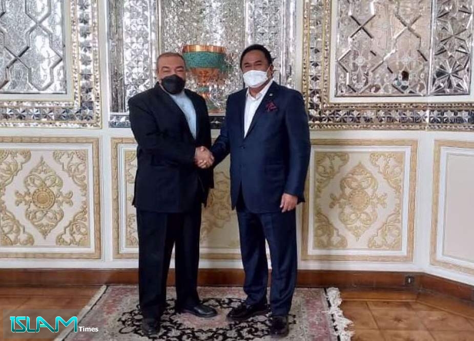 Iranian Deputy Foreign Minister for Economic Diplomacy Mehdi Safari (L) shaking hand with Indonesia’s Deputy Parliament Speaker Rachmad Gobel in Tehran on May 7, 2022.