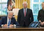 Joe Biden signs the Ukraine Democracy Defense Lend-Lease Act of 2022 in the Oval Office of the White House in Washington, DC, May 9, 2022.