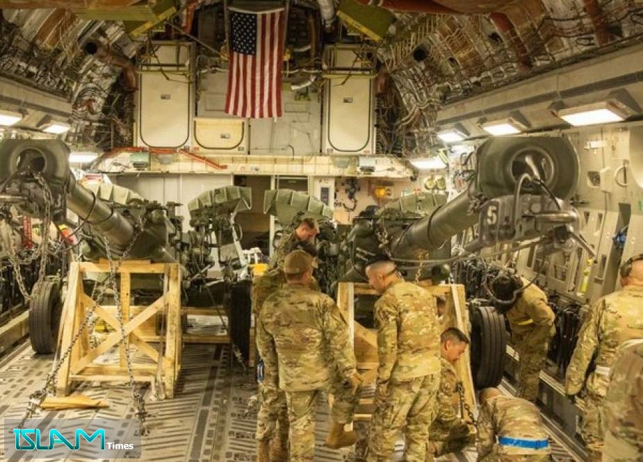 FILE PHOTO: US Marines load an M777 towed 155mm howitzer into the cargo hold of a US Air Force C-17 Globemaster III at March Air Reserve Base, California, April 21, 2022.