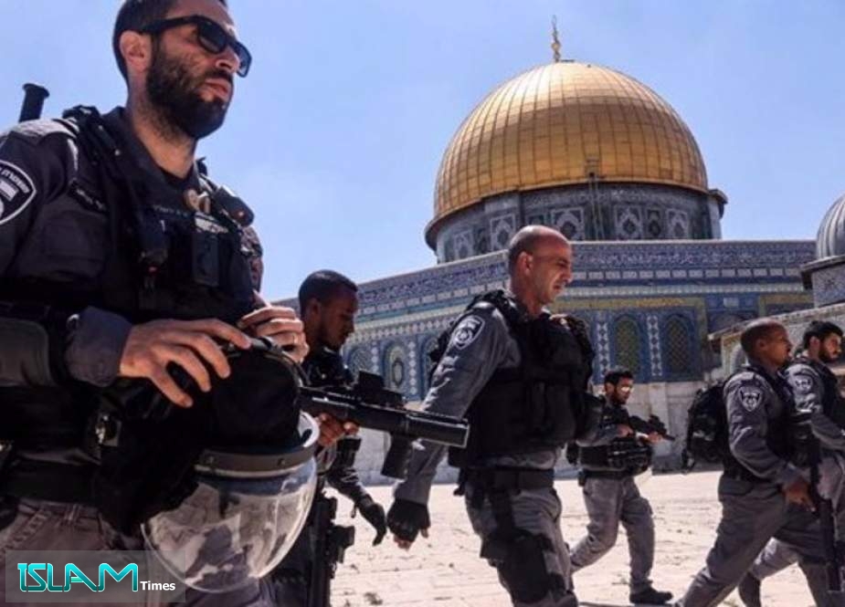 File photo shows Israeli forces in front of the Dome of Rock in the holy occupied city of al-Quds.