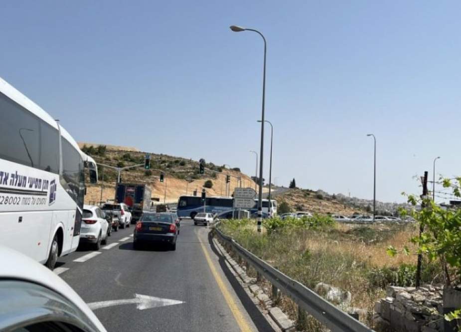 الاحتلال يغلق الطريق بين القدس والخليل