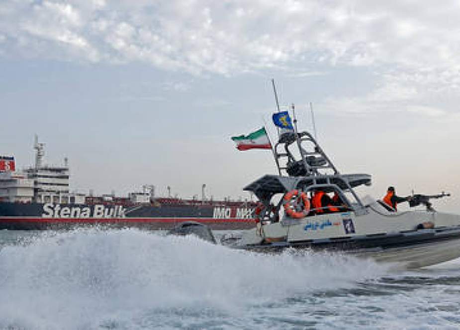 Angkatan Laut AS Bentrok dengan Kapal Serang Cepat Iran 