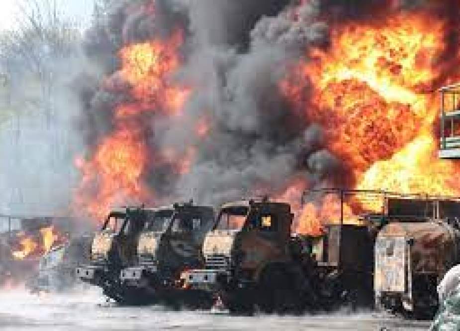 Penembakan Ukraina Menyebabkan Kebakaran Besar di Depot Minyak di DPR